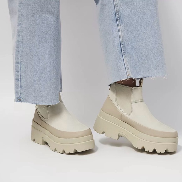 UGG Women's Brisbane Chelsea Sea Salt Leather Waterproof Platform Boots Size 9 - Picture 1 of 7